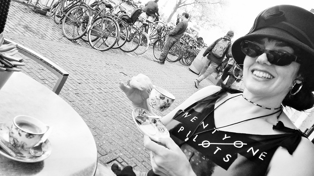 Hallo, mijn mooie Nederland! Amsterdam, Holland, The Netherlands. Photo: JSDevore. Vintage cloche, Twenty-One Pilots t-shrt, espresso by the canal.